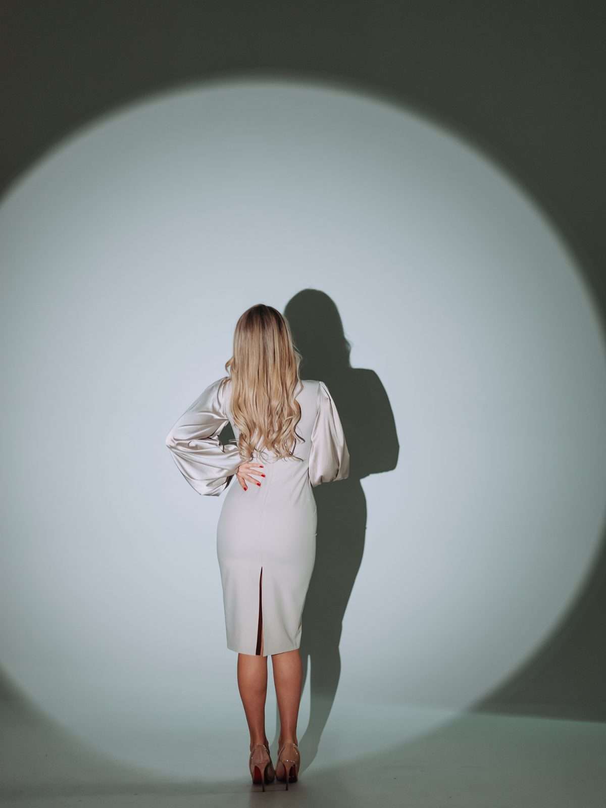 Elegant Beige Midi Dress with Puff Sleeves