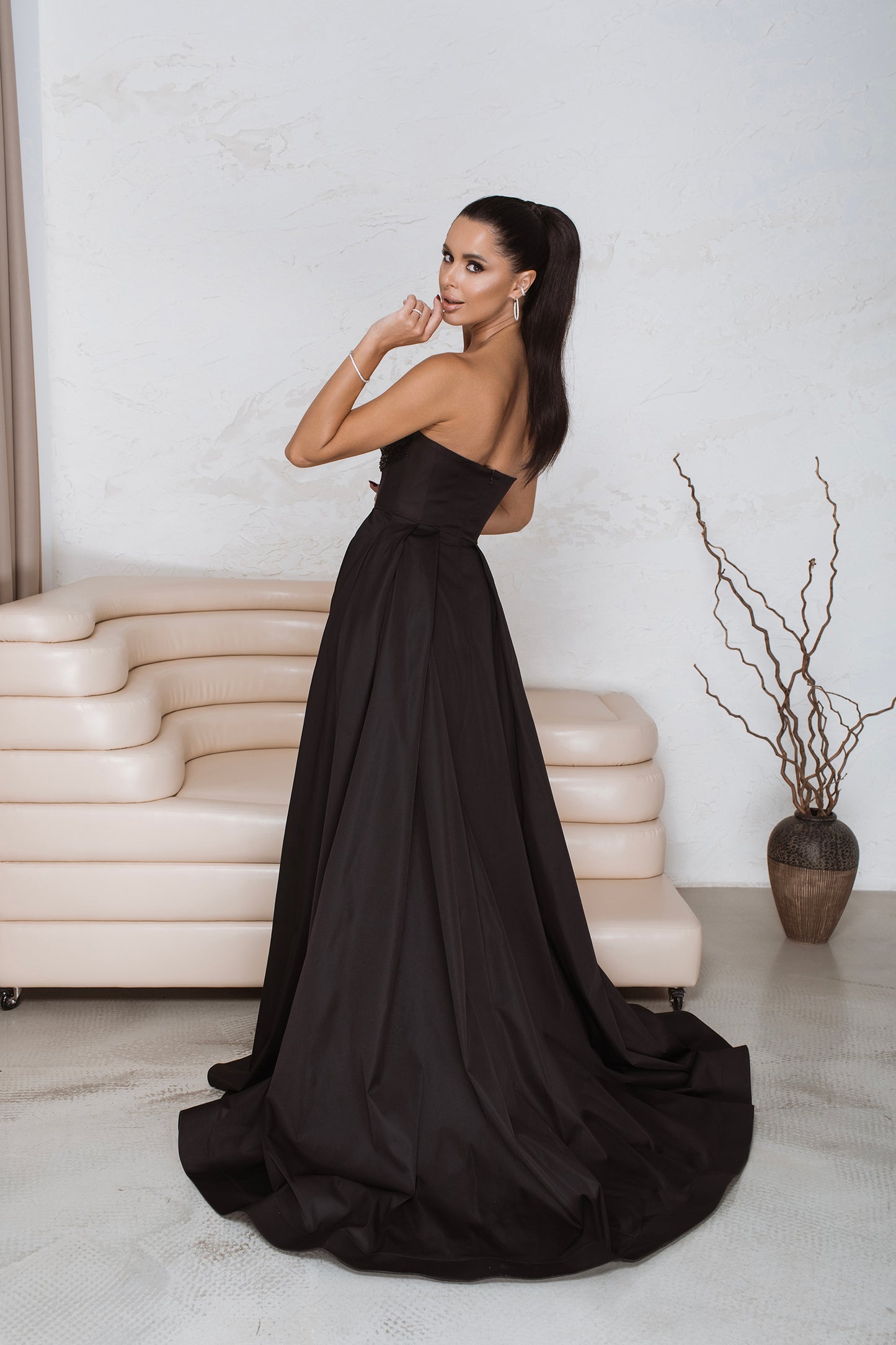  structured skirt with front slit and pockets