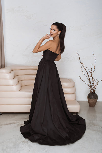  structured skirt with front slit and pockets