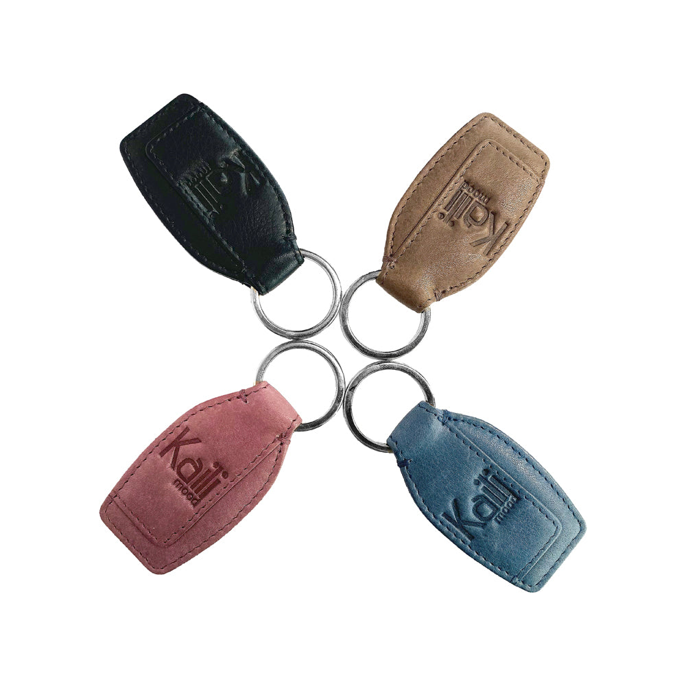 K10753NB | Genuine full-grain leather key ring, with light grain. Mauve color. Polished Nickel Ring. Total dimensions: 3.5 x 9 x 0.5 cm. Packaging: hard bottom/cover Gift Box-4