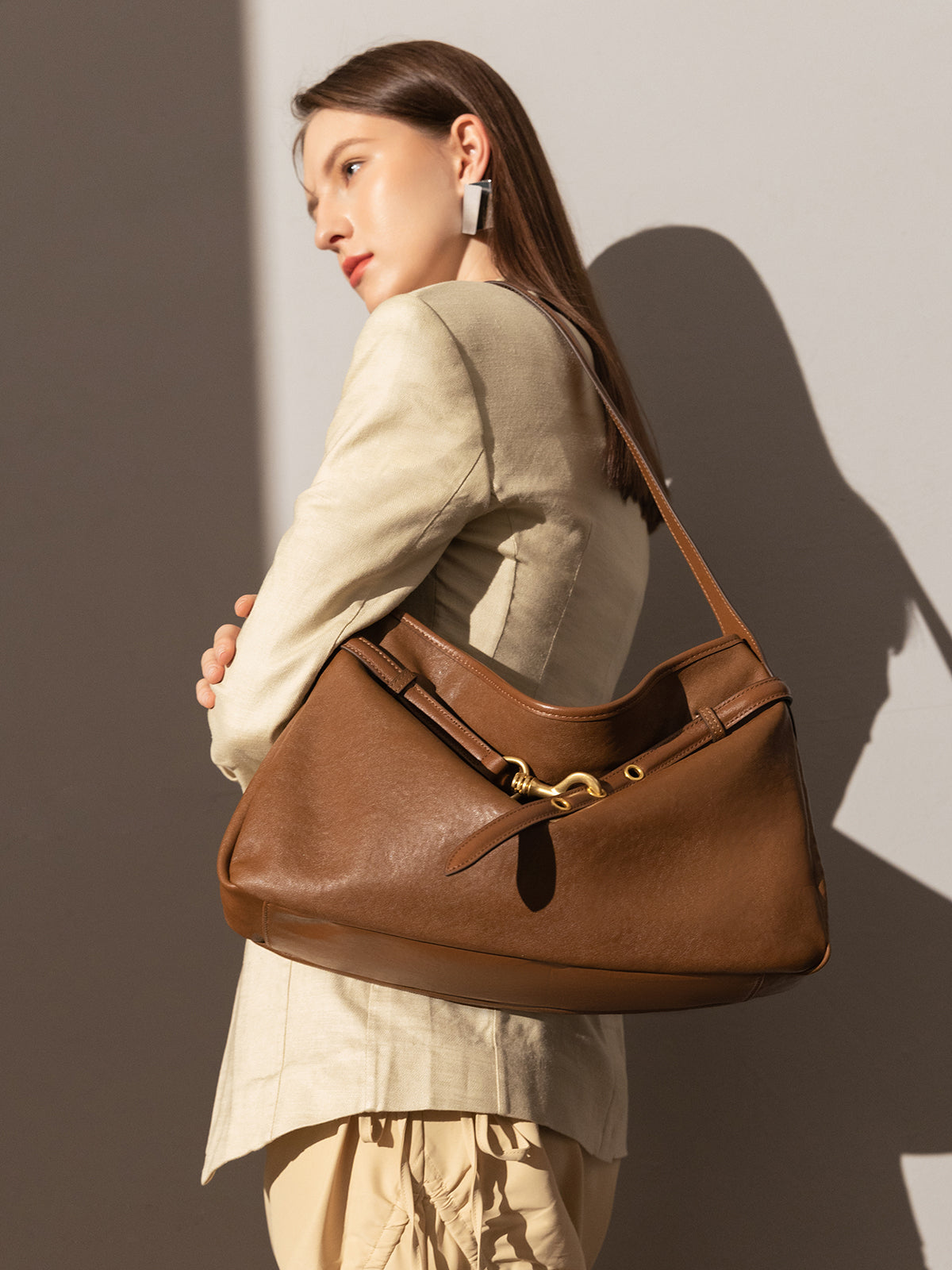 Harper Slouchy Leather Hobo Bag – Vintage-Inspired Shoulder Bag with Equestrian Dog-Clip Detail-1