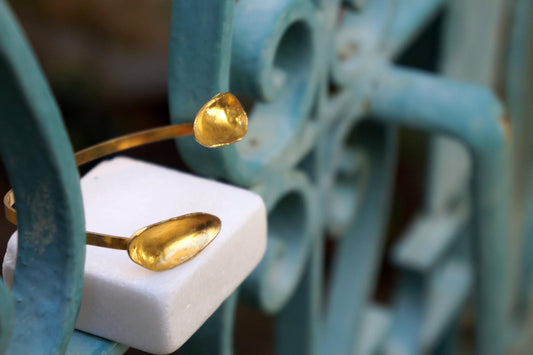 Gold Plated Mussel Shell Bracelet: Adjustable Sea-Inspired Cuff-1