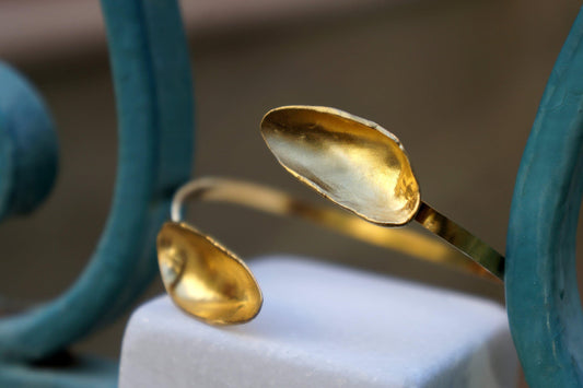 Gold Plated Mussel Shell Bracelet: Adjustable Sea-Inspired Cuff-0