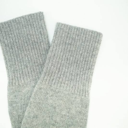 Close up of the ribbed cuffs on light gray cashmere fingerless gloves